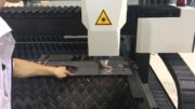 Řezání kovu na vláknovém laseru