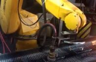 Lepení nálepek na hliníková kola robotem