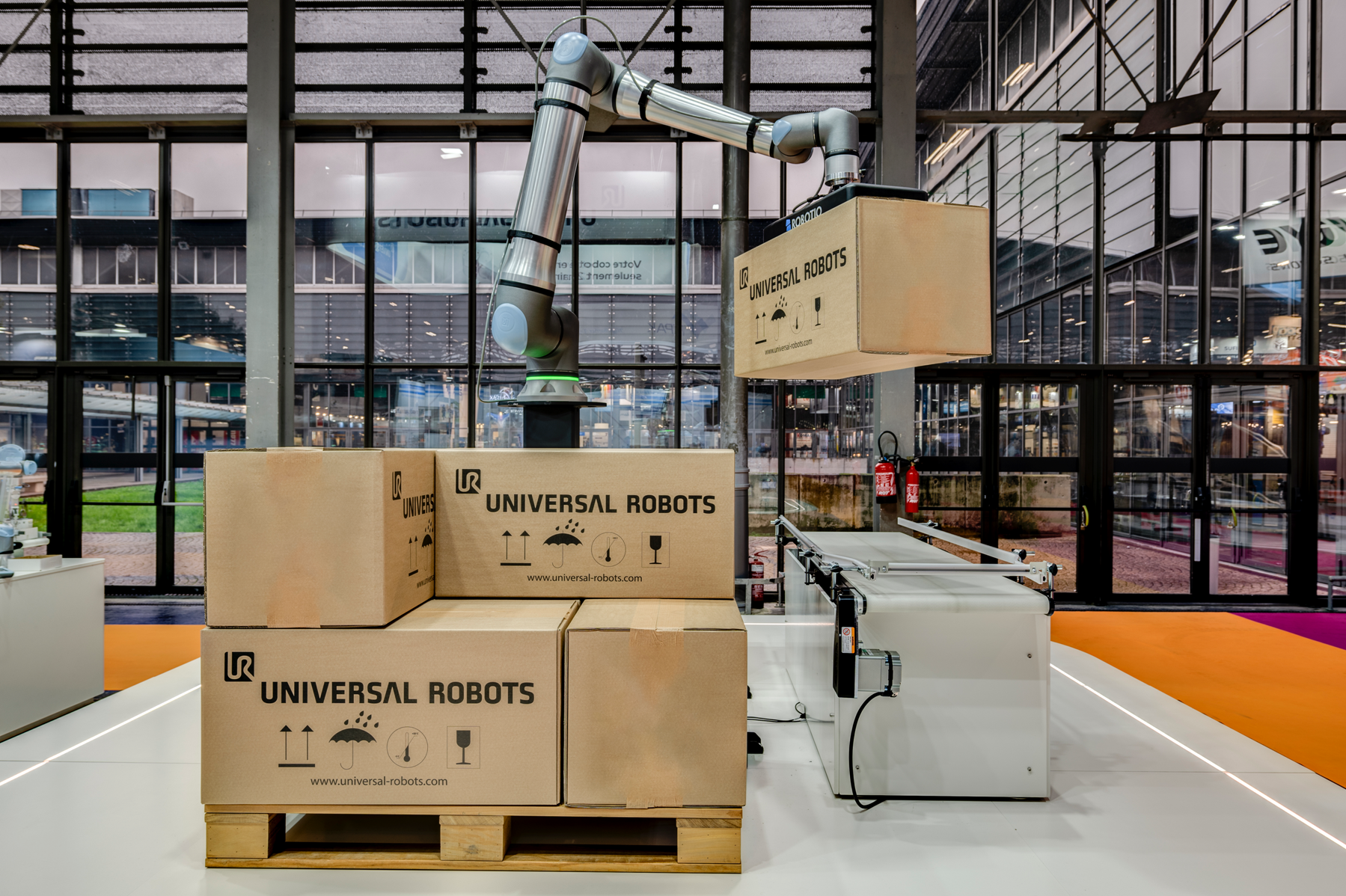 Uvinersal Robots manipulace s krabicemi